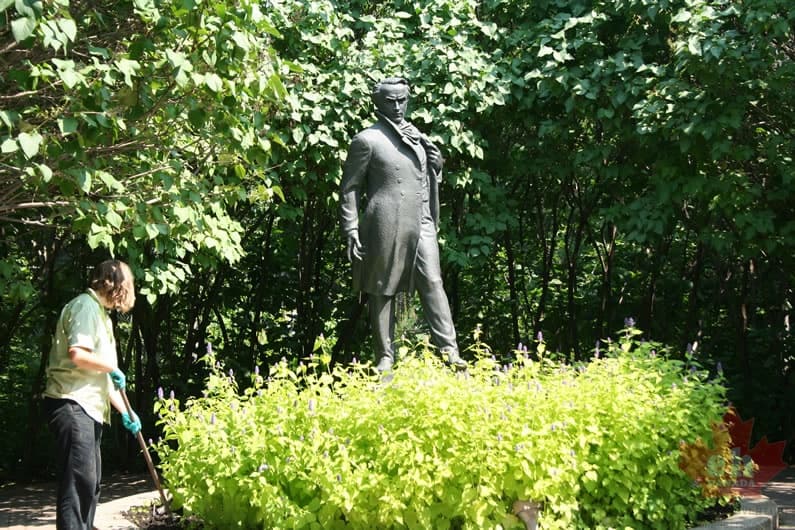 statue-32
