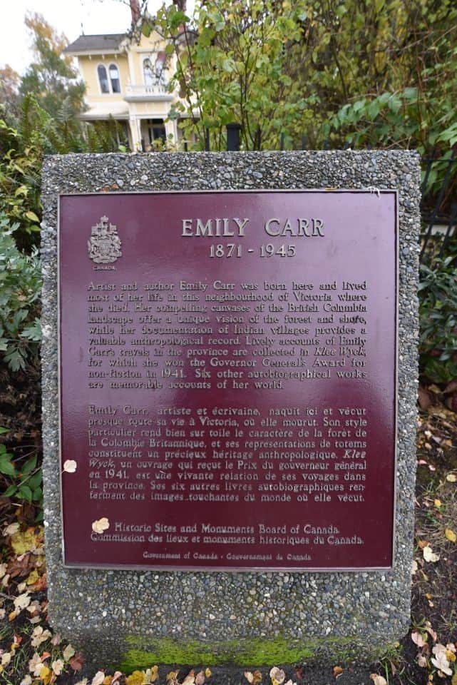 Plaque marks Emily Carr residence in downtown Victoria, BC as a National Historic Site of Canada