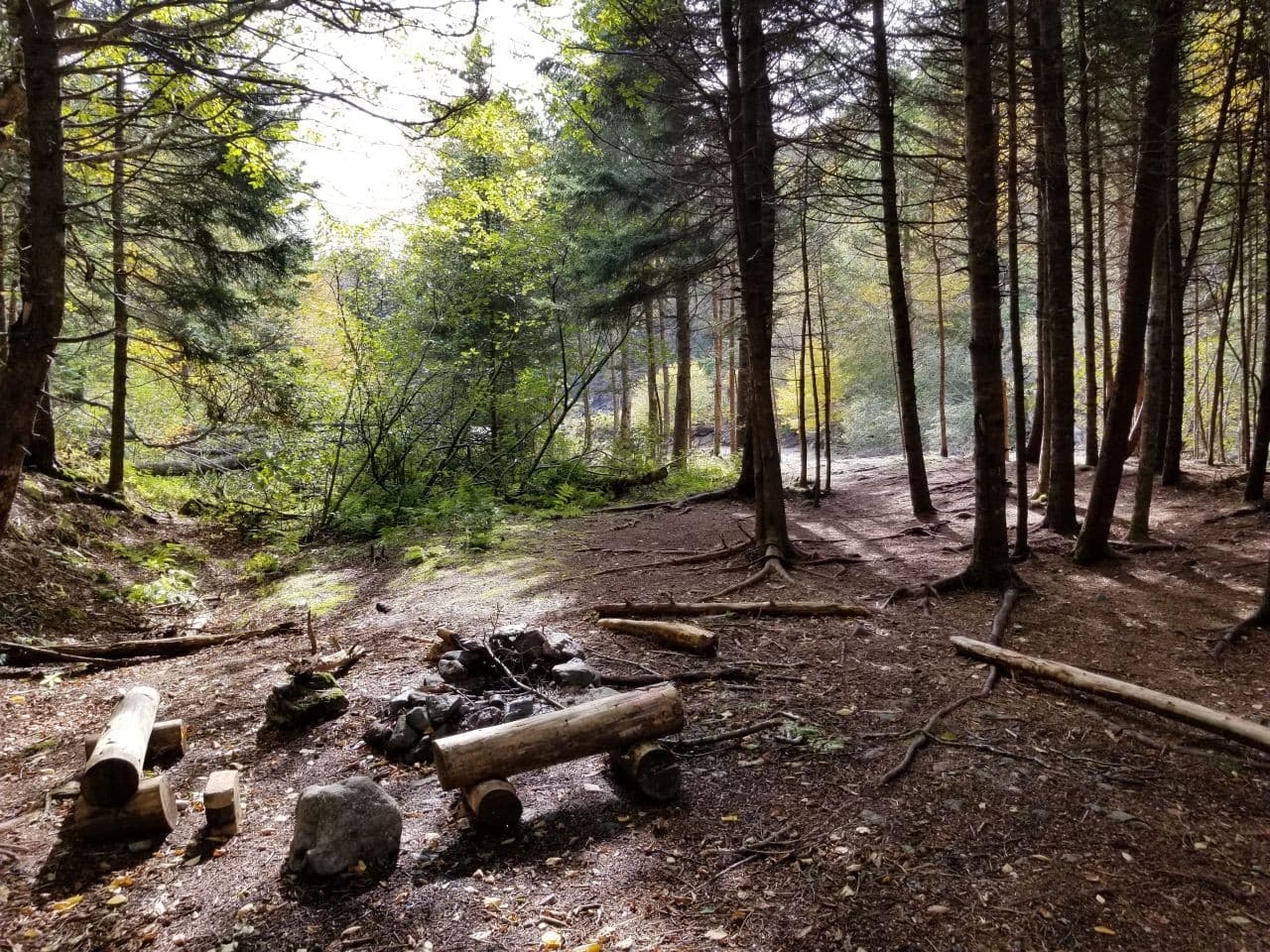 Hikers on the Fundy Footpath find rustic campsite every 2-6 km, many of which are sheltered among trees on the banks of picturesque rivers or streams.