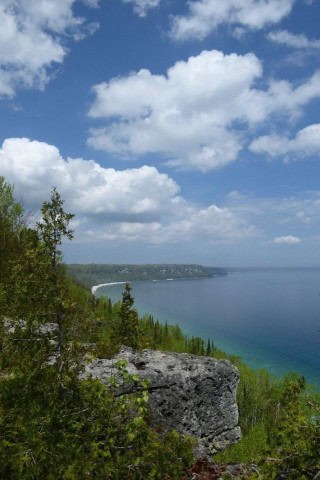 Hiking trail along limestone cliffs of the Bruce Trail overlooking Georgian Bay on Ontario’s Bruce Peninsula, highlighting dramatic escarpment views and coastal landscapes along Canada’s iconic long-distance hiking route.