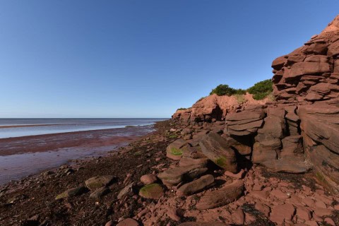 Prince Edward Island’s iconic red sand beaches line sections of the Camino de la Isla, offering expansive coastal views, peaceful walking, and a uniquely Canadian setting for this long-distance pilgrimage route.