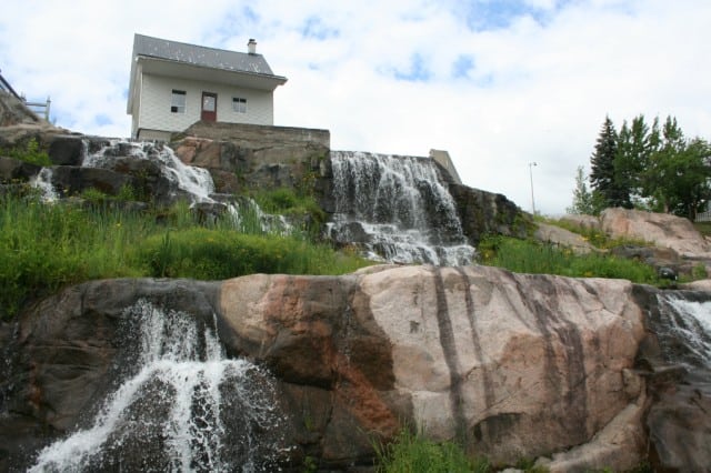 little-white-house-waterfall-and-museum-quebec