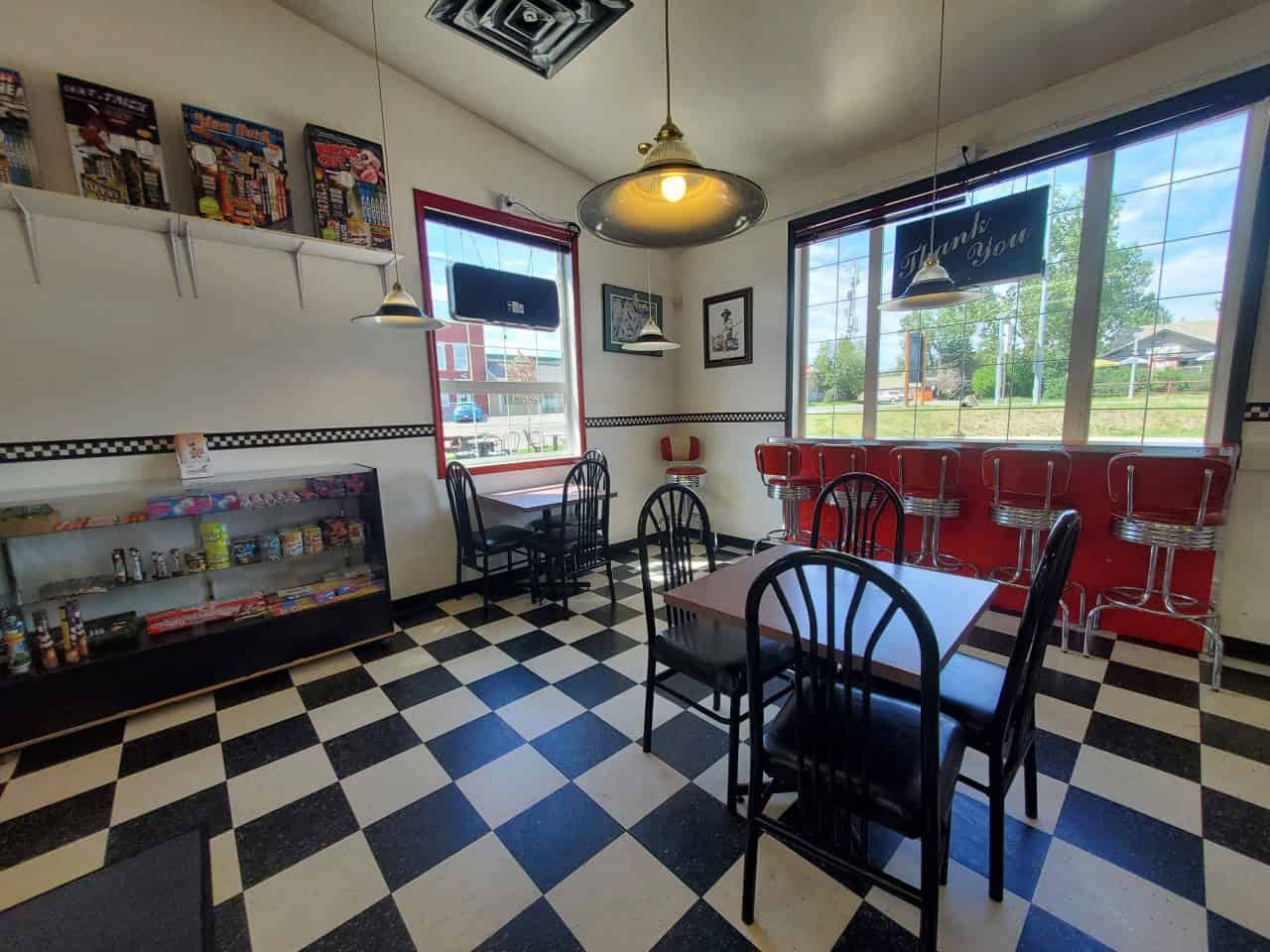 Burger Baron & Pizza Has a Nice Retro Style - As you enter the Burger Baron, it's like a throwback in time with their retro diner style. This type of decor always make me smile. 