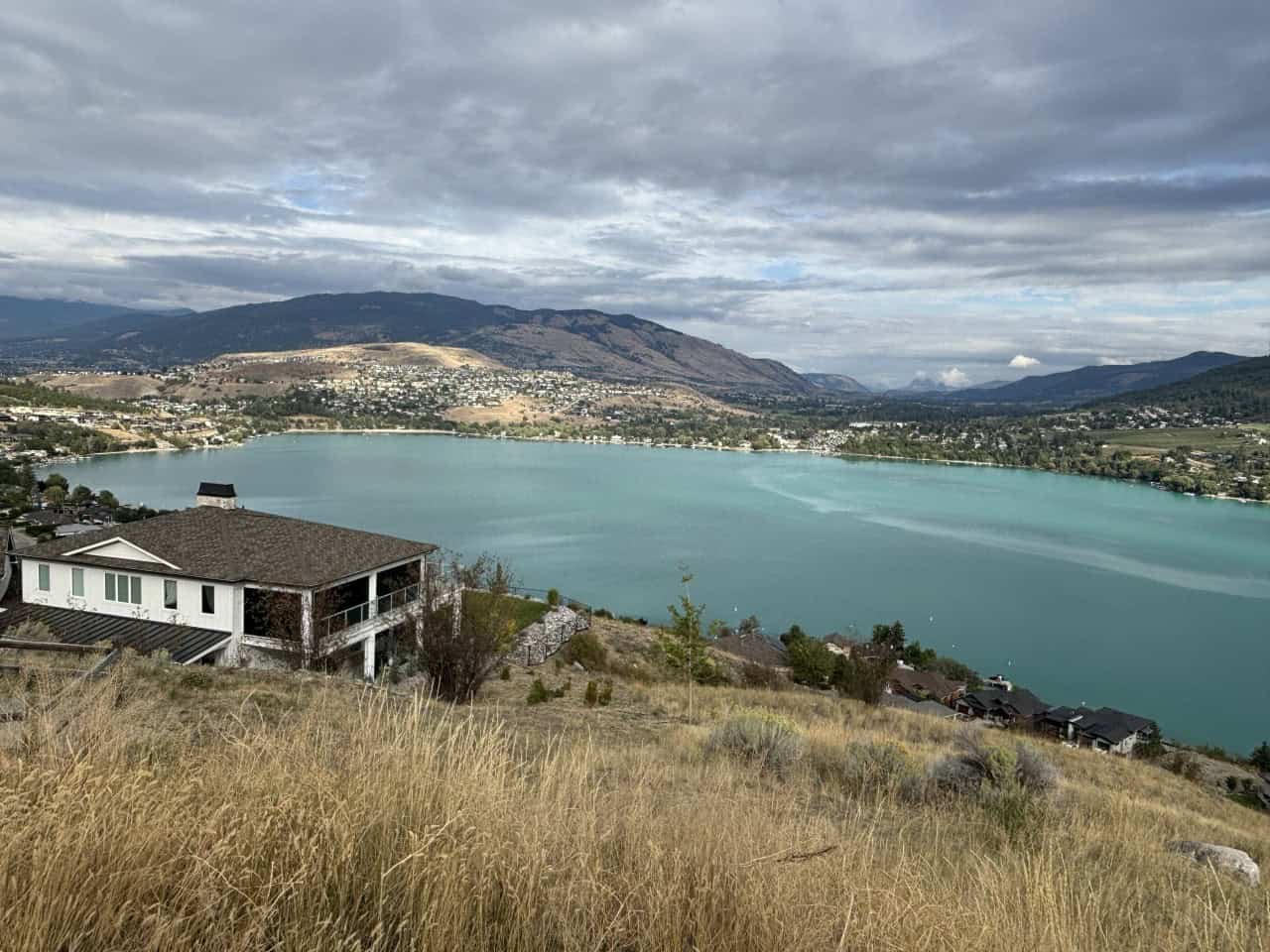 Kalamalka Lake Viewpoint looking north 2024-09-25 - Looking up towards the end of Kalamalka Lake from the viewpoint on Hwy 97. This viewpoint has a great vantage point to see up and down the lake. 