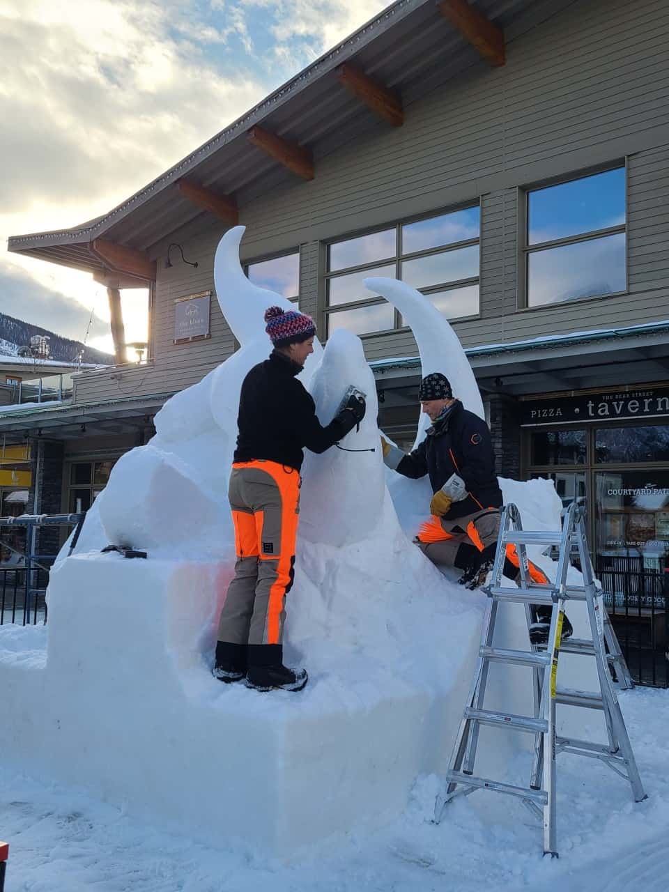 Building snow sculptures 