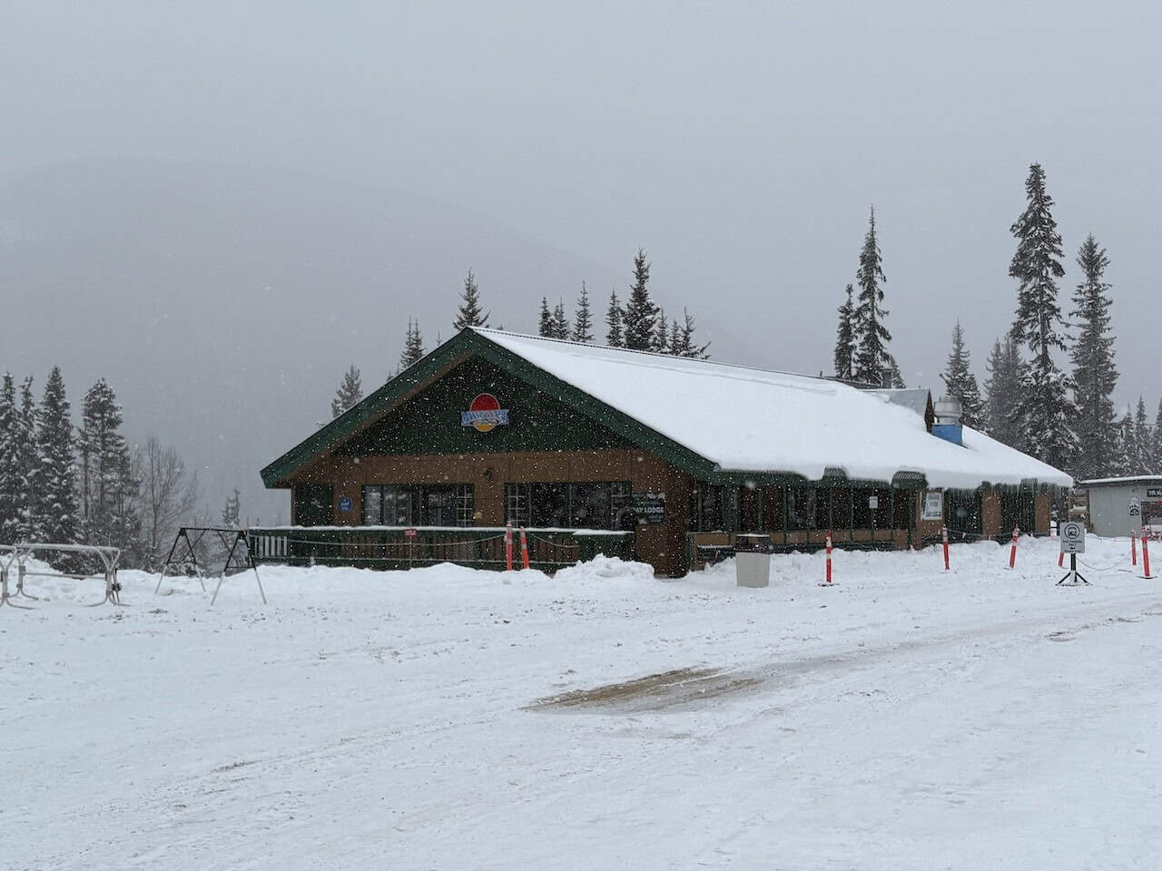 Cafeteria-and-Lunch-Room-Manning-Park - The chalet at Manning Park Resort Alpine Area provides guests with cafeteria options for food and drinks, as well as a picnic lunch area in the lower level.
