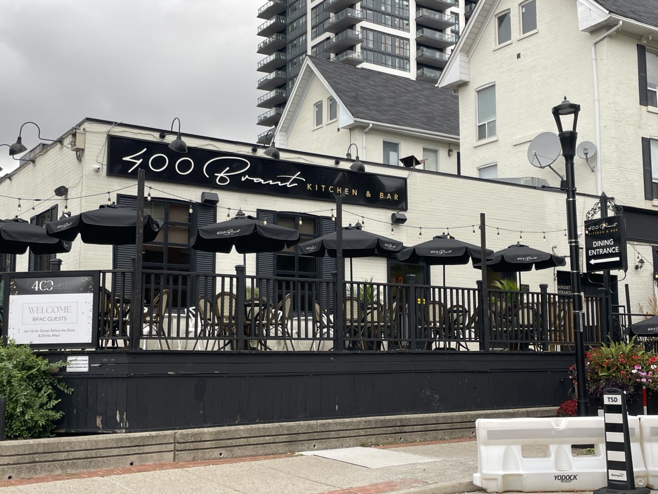 400 Brant Kitchen and Bar Street View - Located in the heart of downtown Burlington, 400 Brant Kitchen & Bar offers a diverse selection of dishes in Burlington, Ontario, Canada.