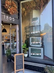 Cool-Retro-TV-display-in-the-window-of-Goodside-Pastry-House