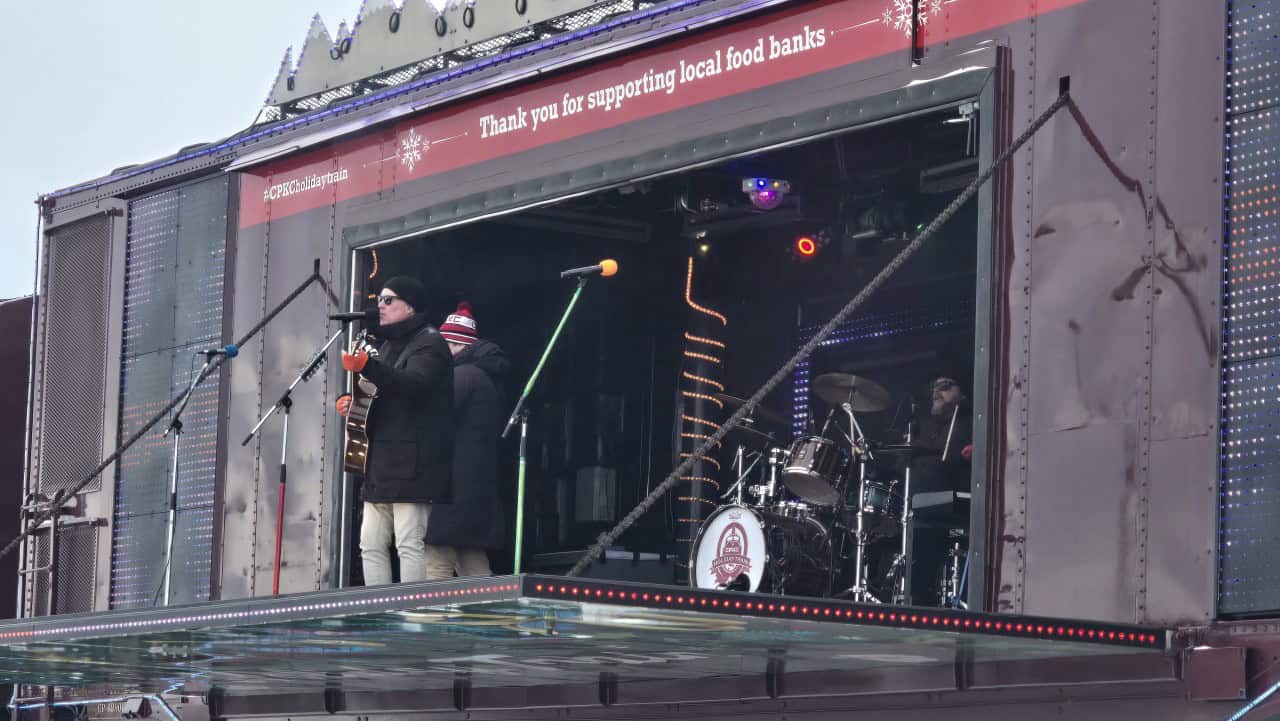 Barenaked Ladies Blackie Alberta Canada - The Barenaked Ladies performed in Blackie Alberta with a quick and fun little holiday concert. 