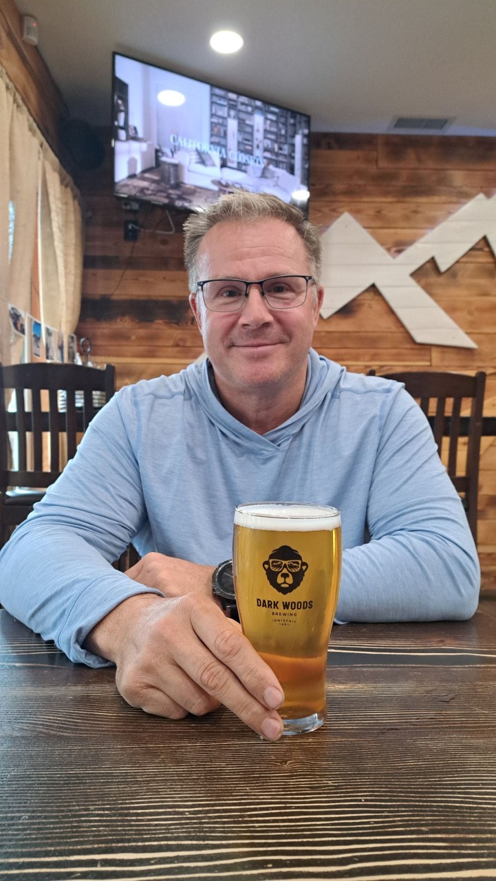 Pizzly Pale Ale Pint at Dark Woods Brewing – Innisfail Craft Beer - Pizzly Pale Ale in the glass. Bright and juicy on the first sip, hops hitting just right, finishing smooth. Crisp, refreshing, and perfect for a pit stop on any adventure.